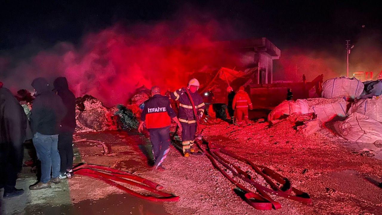 Şanlıurfa'da Geri Dönüşüm Tesisinde Yangın Kontrol Altına Alındı