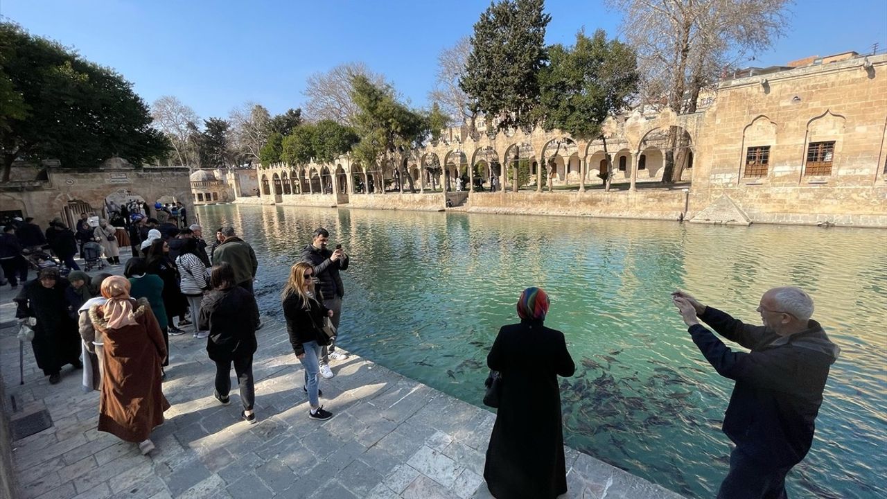 Şanlıurfa'da Güneşli Havada Balıklıgöl Ziyareti