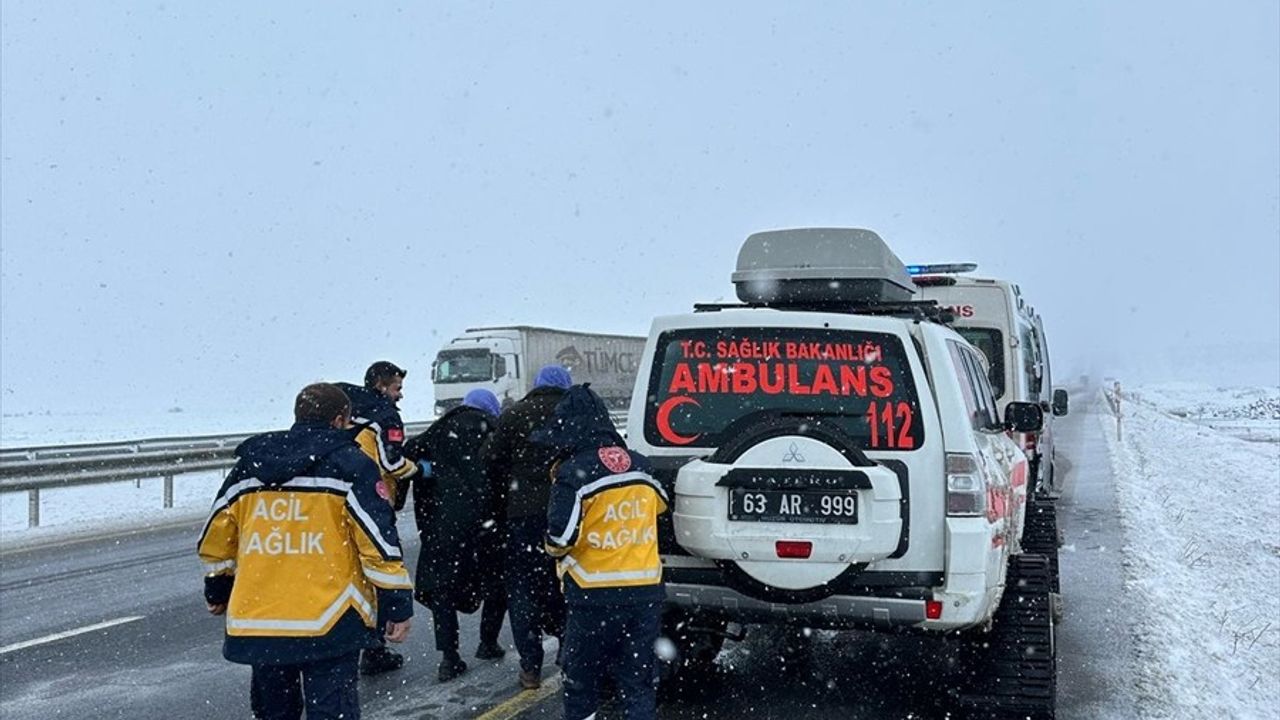 Şanlıurfa'da Kar nedeniyle Kapatılan Yolda Hasta, Paletli Ambulansla Hastaneye Ulaştırıldı