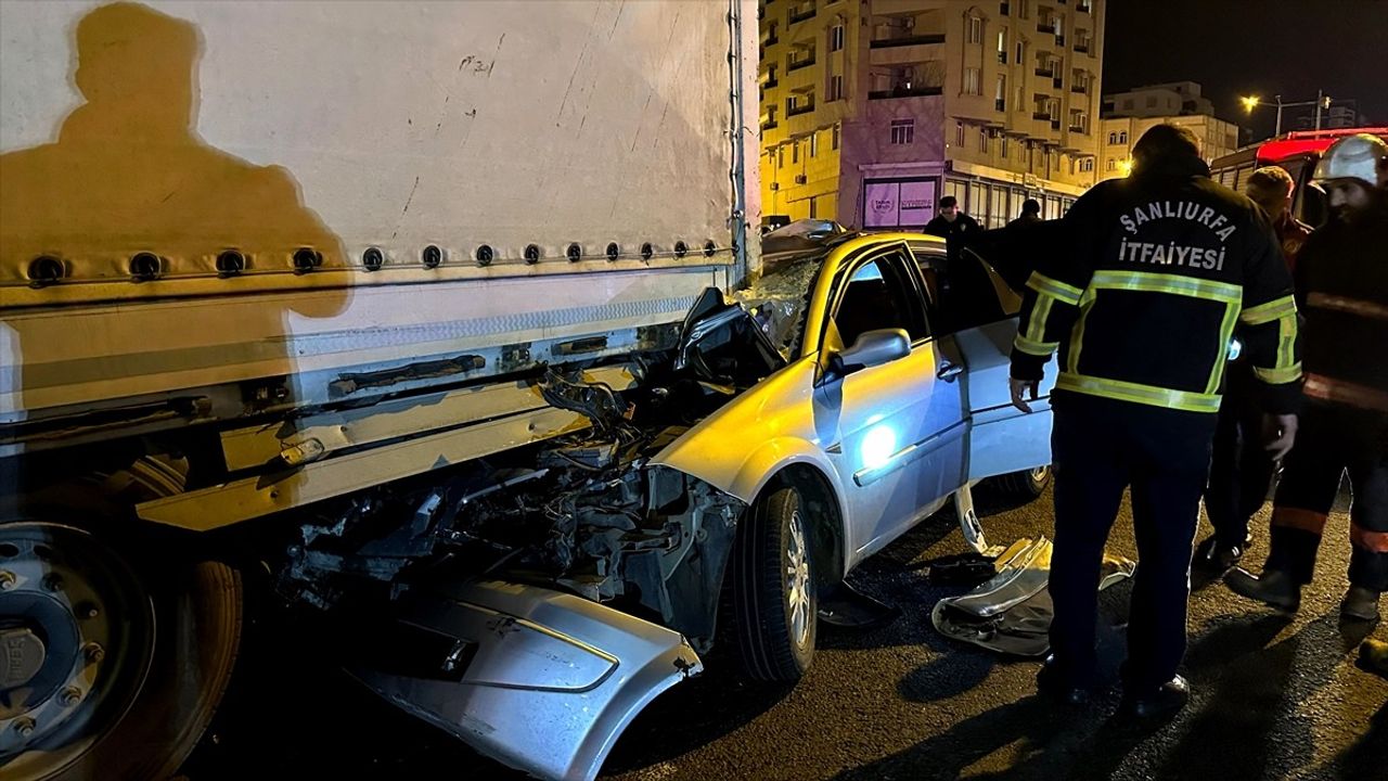 Şanlıurfa'da Tıra Arkadan Çarpan Otomobilde 3 Kişi Yaralandı