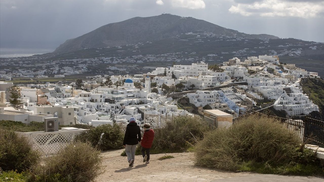 Santorini'deki Sismik Hareketlilik: Paniğe Yol Açan Artan Depremler