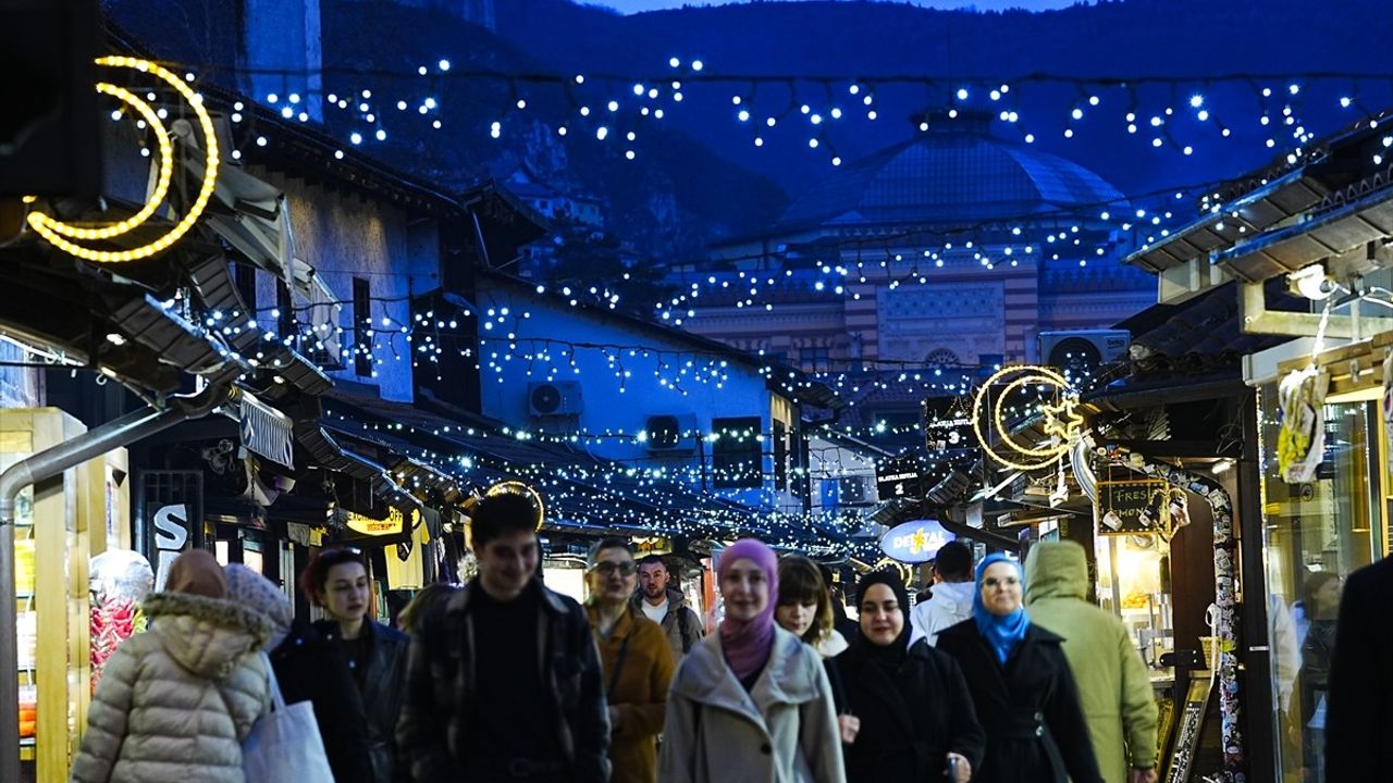 Saraybosna'da Başçarşı Ramazan Ayı İçin Ay ve Yıldız Işıklarıyla Süslendi