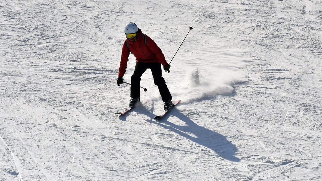 Sarıkamış Kayak Merkezi'nde Hafta Sonu Yoğunluğu