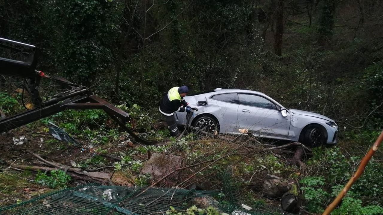 Sarıyer'de Kontrolden Çıkan Otomobil Ağaçlık Alana Düştü, Sürücü Sağ Kurtuldu