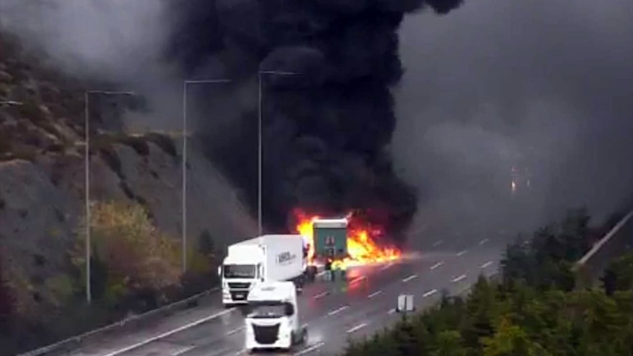 Sarıyer'de Plastik Ham Madde Yüklü Tır Yangını İtfaiye Ekiplerince Söndürüldü