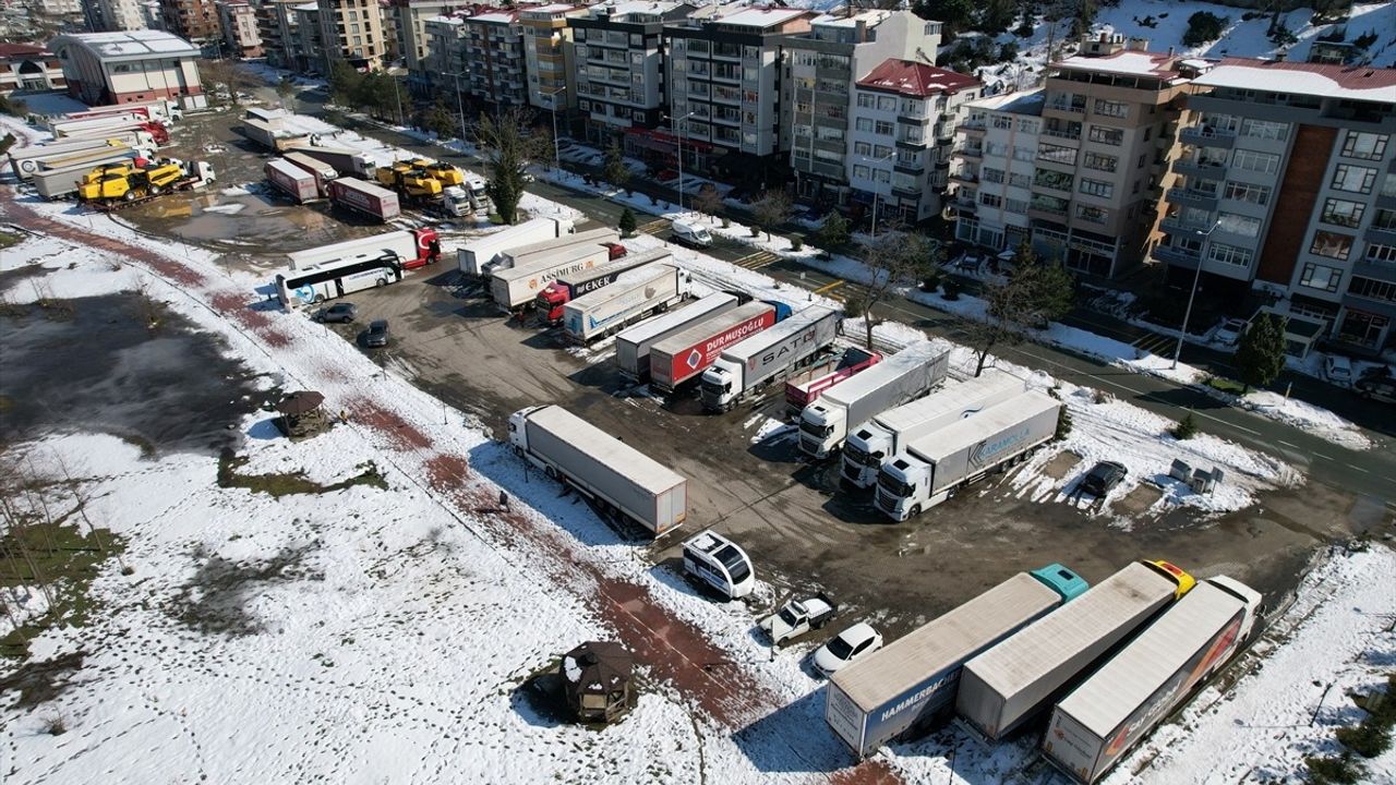Sarp Sınır Kapısı'nda Tır Yoğunluğu Yaşanıyor