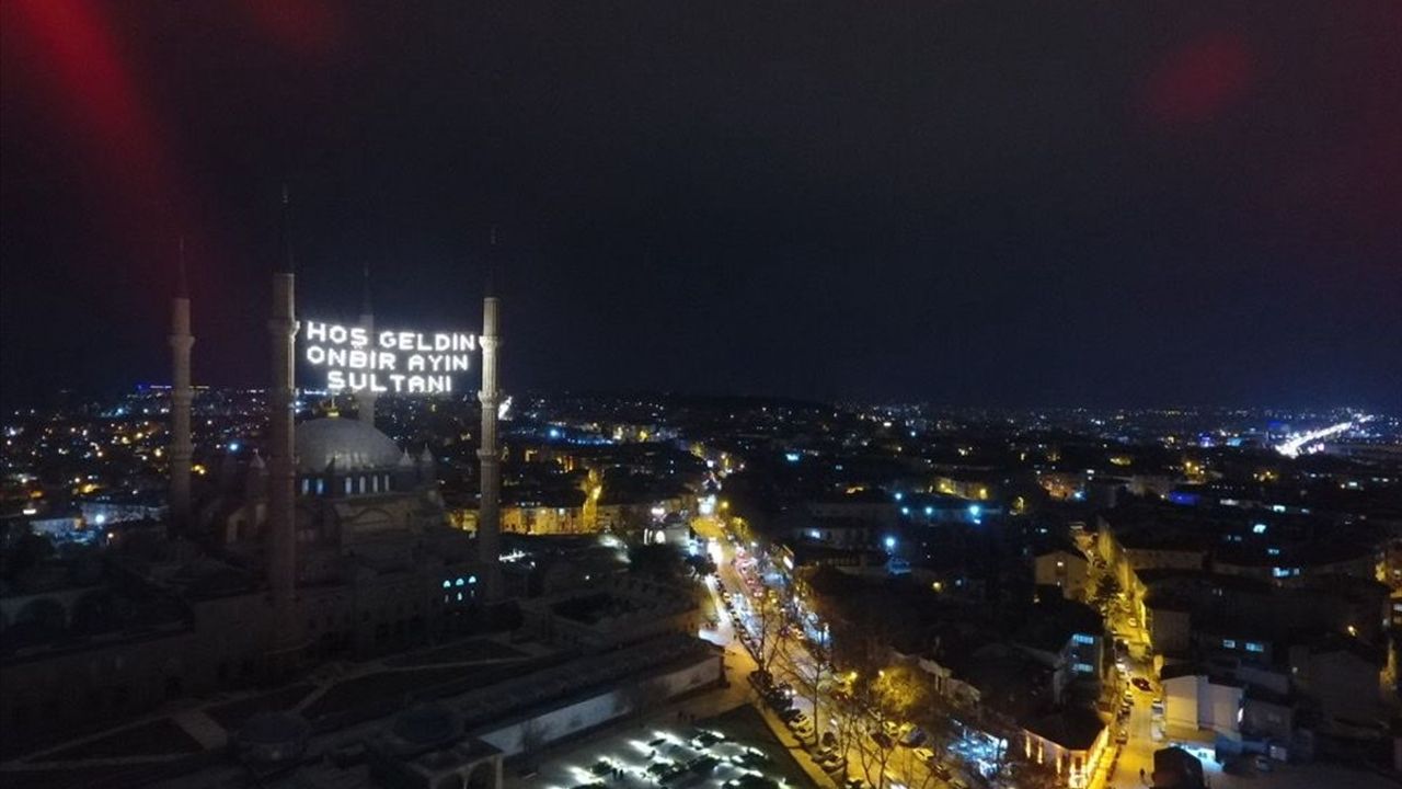 Selimiye Camisi'nde 'Hoş geldin on bir ayın sultanı' Mahyası Işıldadı