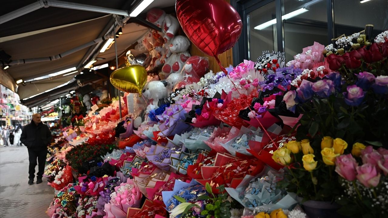 Sevgililer Günü'nde Kırmızı Gül ve Led Işıklı Buketler Popüler Oluyor