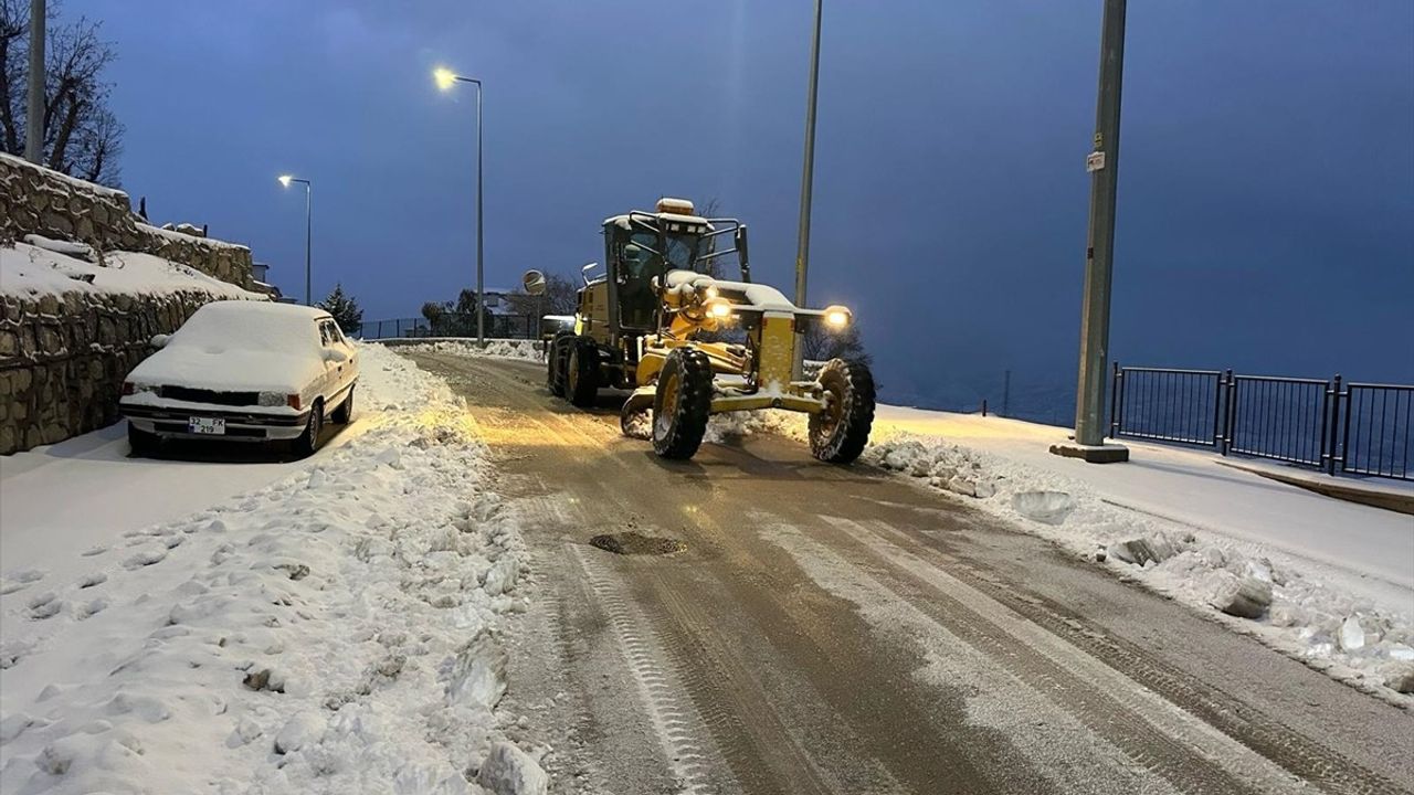 Siirt, Şırnak ve Bingöl'de Kar Nedeniyle 95 Yerleşim Yeri Ulaşıma Kapandı
