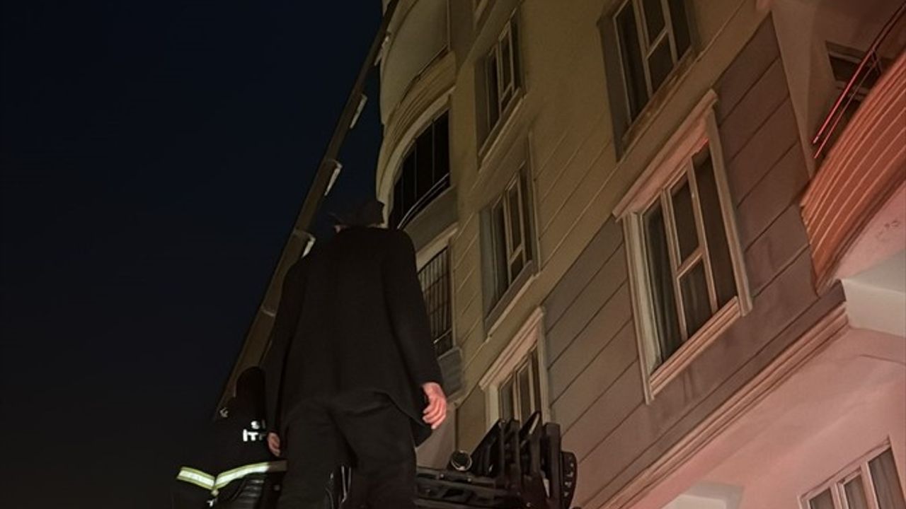 Siirt'te 10 katlı binada yangın: Sakinler tahliye ediliyor