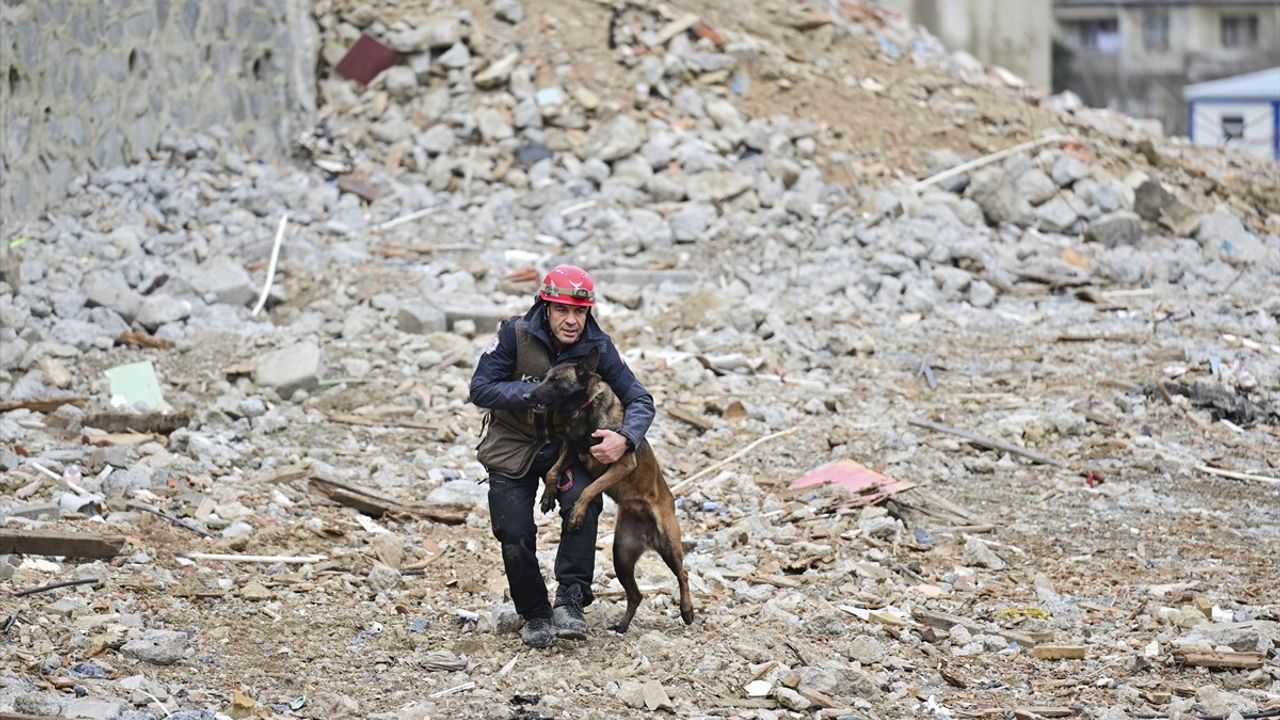 Şilan’ın Kurtardığı Helen: Deprem Tragedyasında Umut ve Bağlar