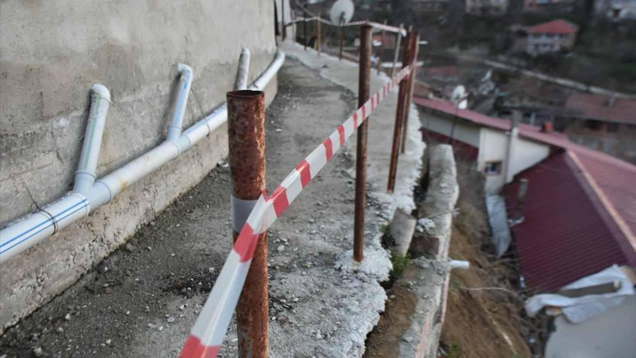 Sinop'ta İstinat Duvarının Çökmesi Sonucu Apartman ve Ev Tahliye Edildi