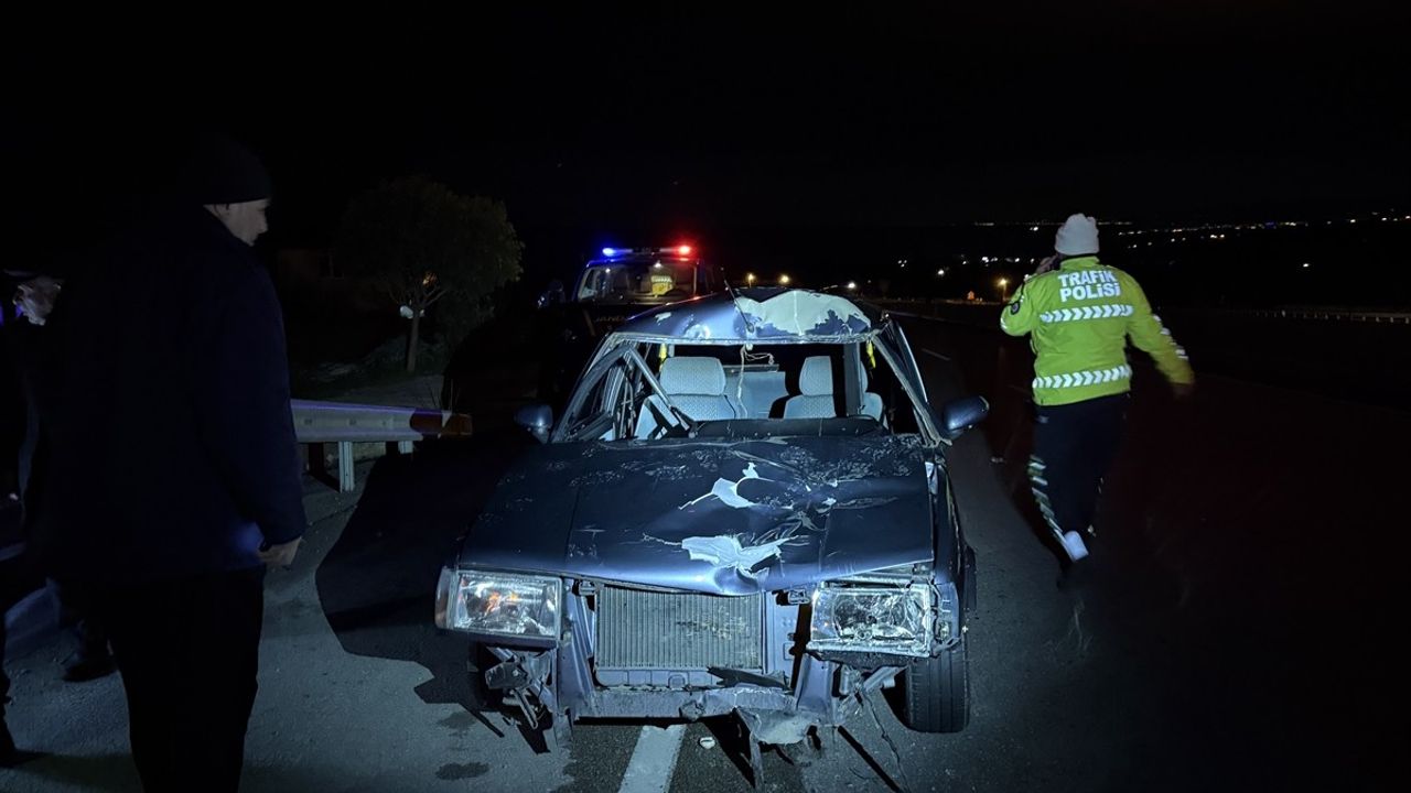 Sinop'ta Trafik Kazası: Yaya ve Araçta Bulunan İki Kişi Yaralandı