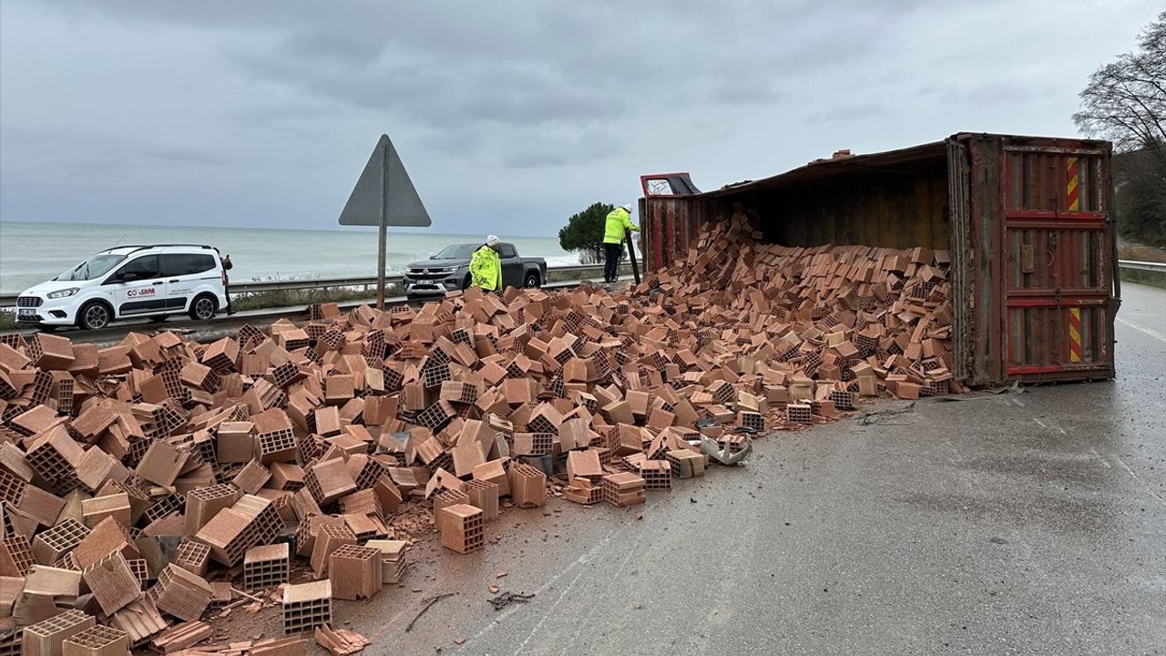 Sinop'ta Tuğla Yüklü Kamyonun Devrilmesi: 1 Yaralı