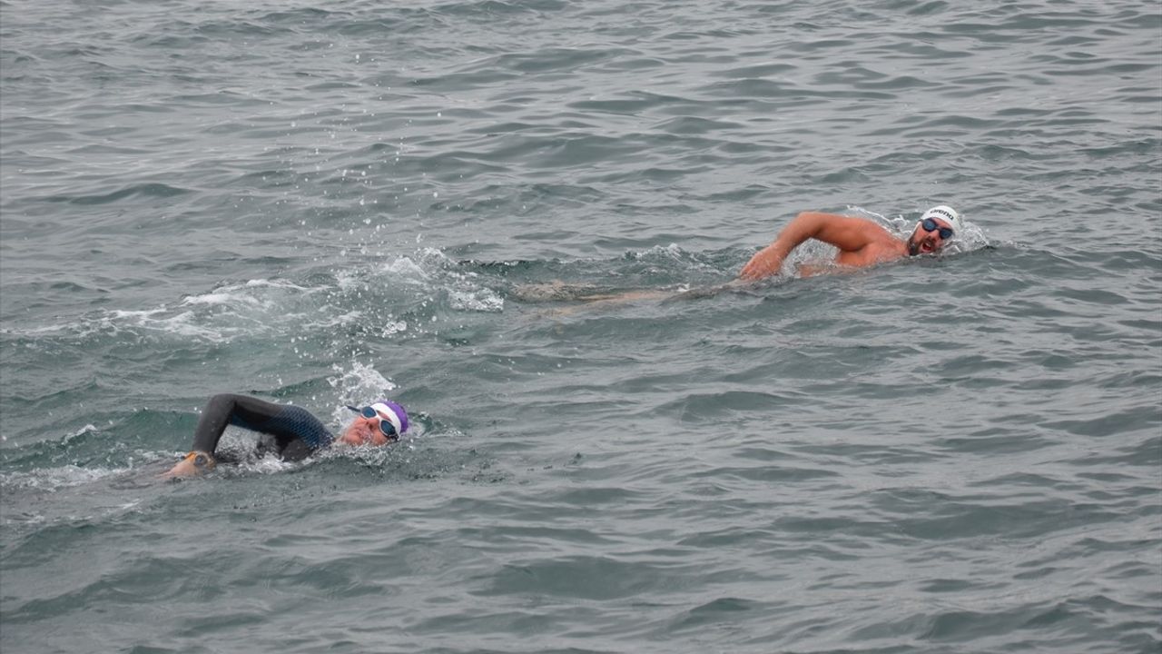 Sinop'ta Yüzme Antrenmanı: İki Sporcu Kar Yağarken Denizde