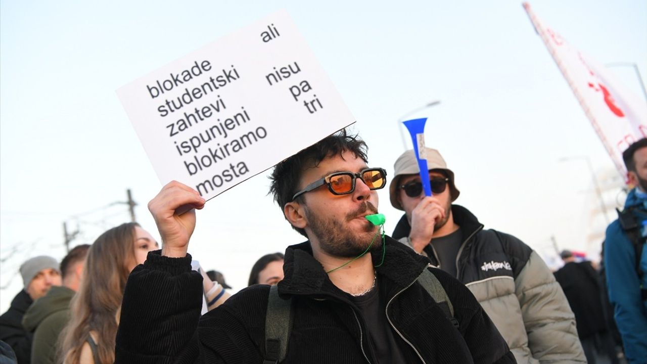 Sırbistan'daki Kazanın Ardından Öğrenciler Novi Sad'a Yürüdü