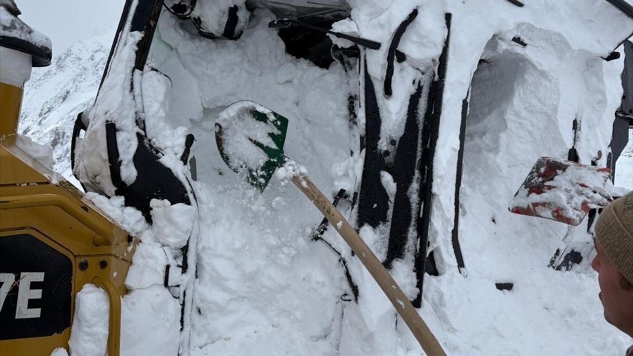 Şırnak'ta İş Makinesine Çığ Düştü: İşçi Kurtarıldı