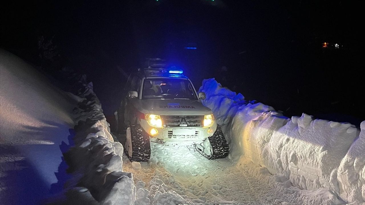 Şırnak'ta Kar Nedeniyle Kapanan Yolda Rahatsızlanan Hasta, Paletli Ambulansla Hastaneye Ulaştı
