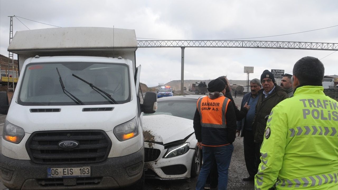 Şırnak'ta Otomobil ile Kamyonet Çarpıştı: 5 Yaralı
