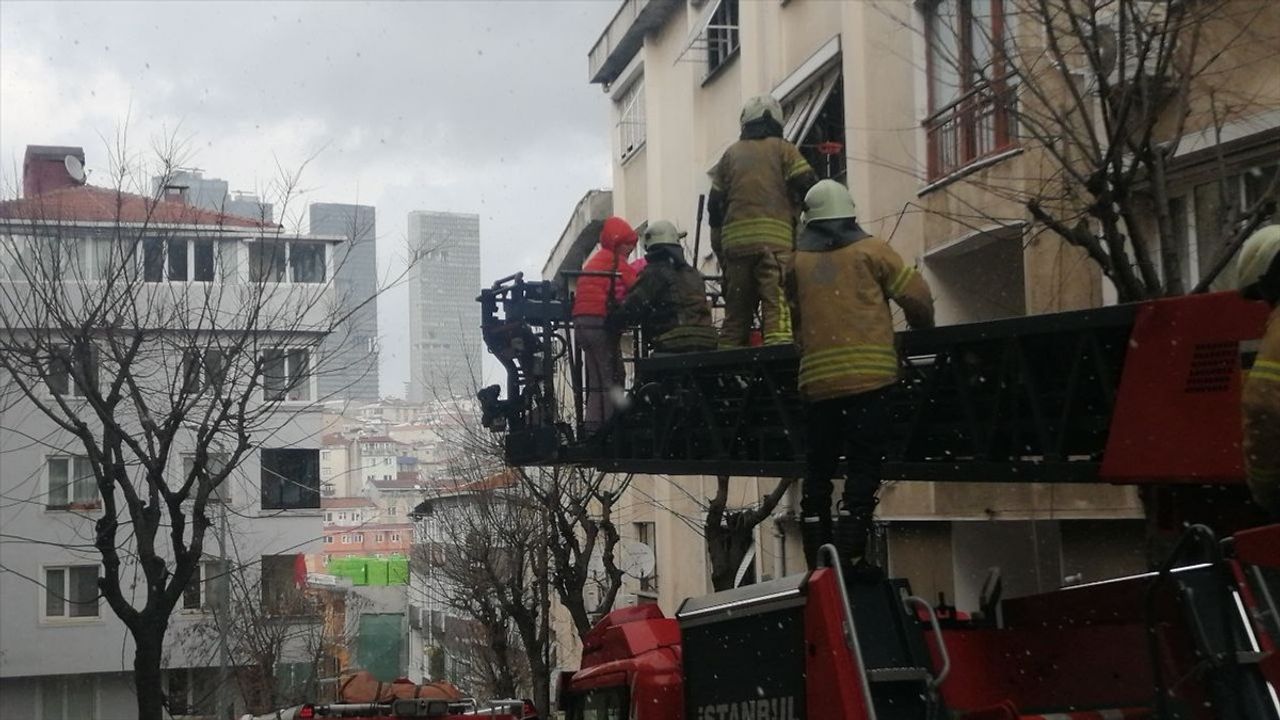 Şişli'de 5 Katlı Binada Yangın: 8 Kişi ve 2 Kedi Kurtarıldı