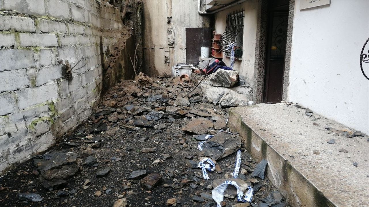Şişli'de Yağış Sonrası Yamaçtan Düşen Kaya Parçaları Bina Önüne Düştü