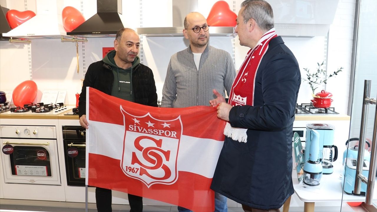 Sivas Belediye Başkanı Uzun, Sevgililer Günü'nde Esnafa Sivasspor Bayrağı Dağıttı