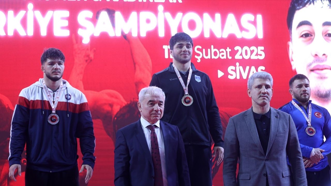 Sivas'ta 23 Yaş Altı Türkiye Güreş Şampiyonası'nda Serbest Stil Şampiyonları Belirlendi