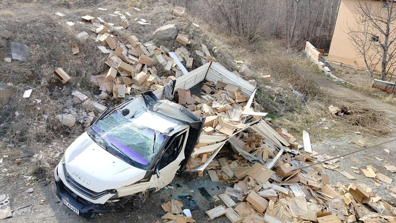 Sivas'ta Bal Yüklü Kamyonetin Devrilmesi Sonucu Sürücü Yaralandı