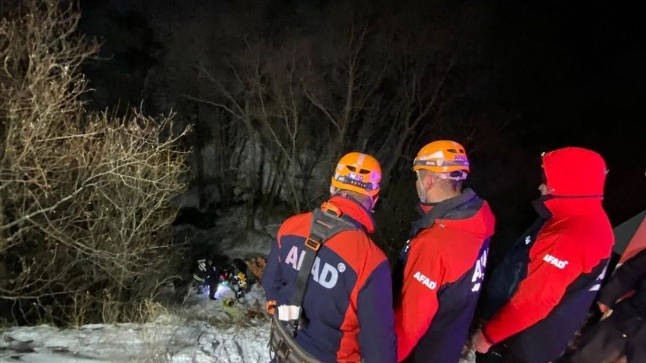 Sivas'ta Dere Yatağına Devrilen Otomobilde İki Kişi Yaralandı