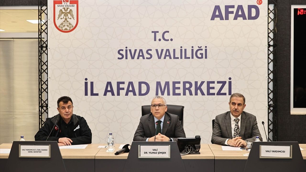 Sivas'ta Kar ve Tipi Nedeniyle 646 Köy Yolu Ulaşıma Kapandı