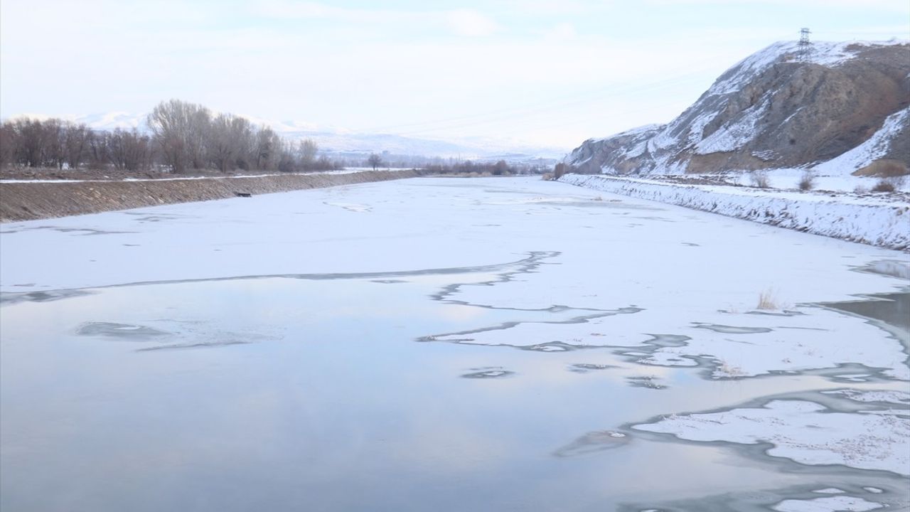 Sivas'ta Kızılırmak Nehri Kısmen Buzla Kaplandı