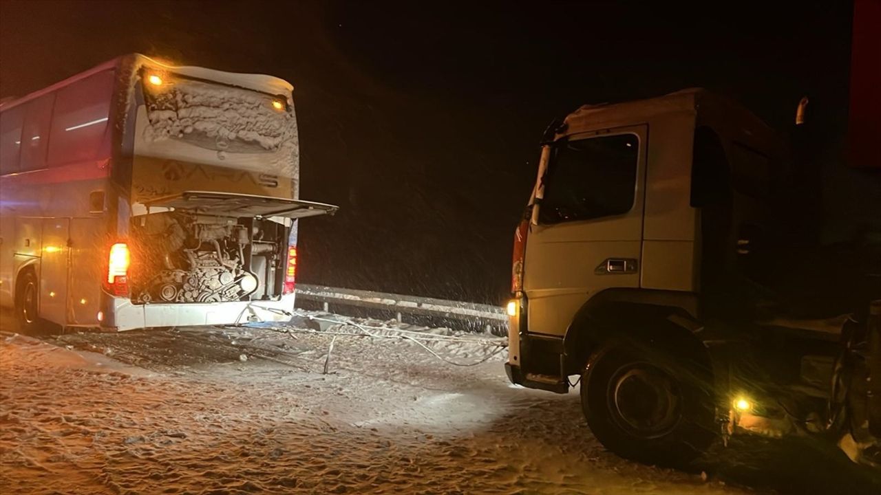 Sivas'ta Otobüs ve Tır Çarpıştı: 1 Ölü, 29 Yaralı