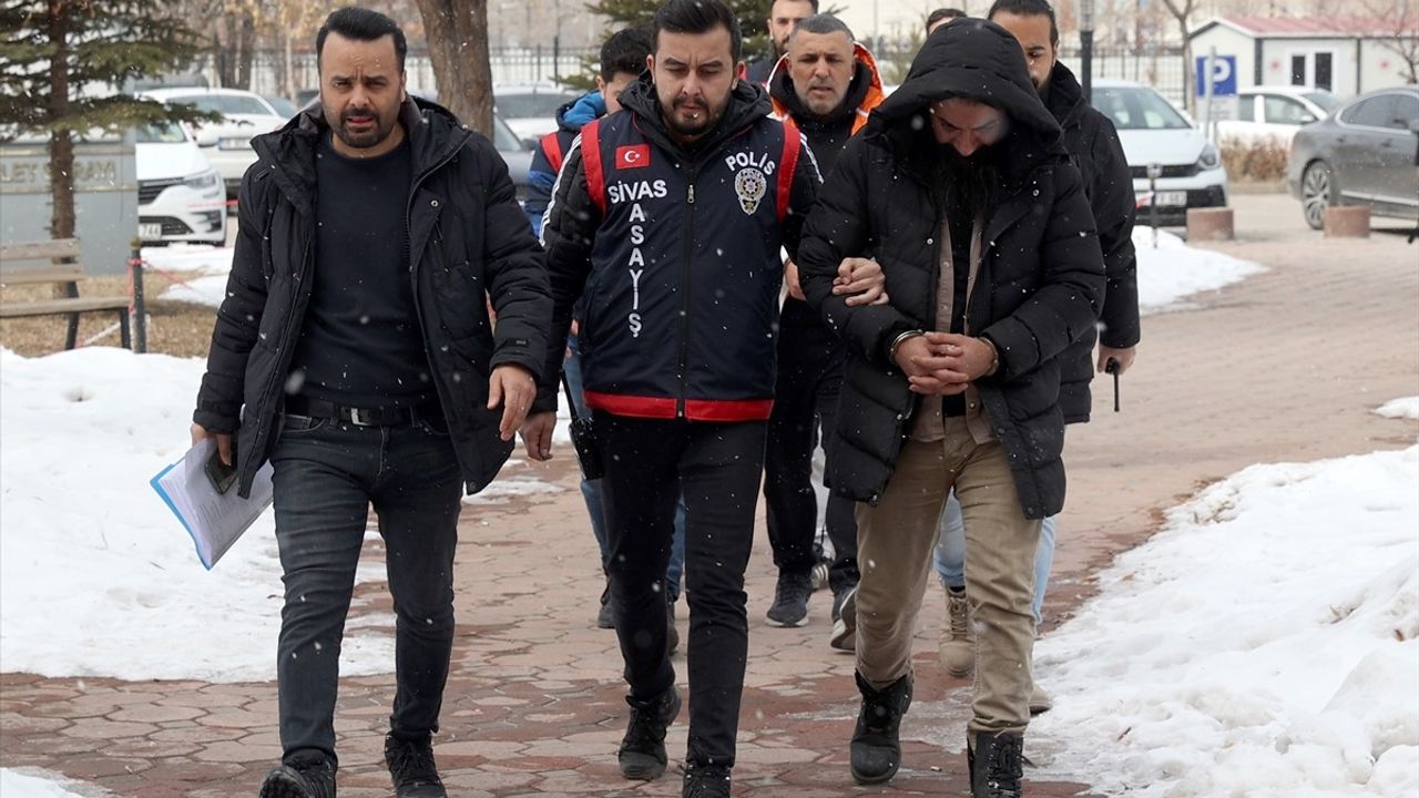 Sivas'ta Silah Kaçakçılığı Operasyonu: 4 Şüpheli Gözaltına Alındı