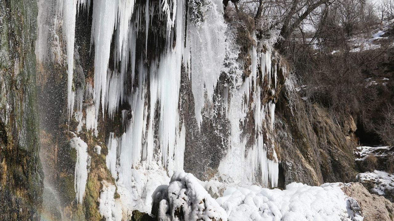Sivas'ta Sızır Şelalesi Buzla Kaplandı: 3-4 Metrelik Sarkıtlar Oluştu