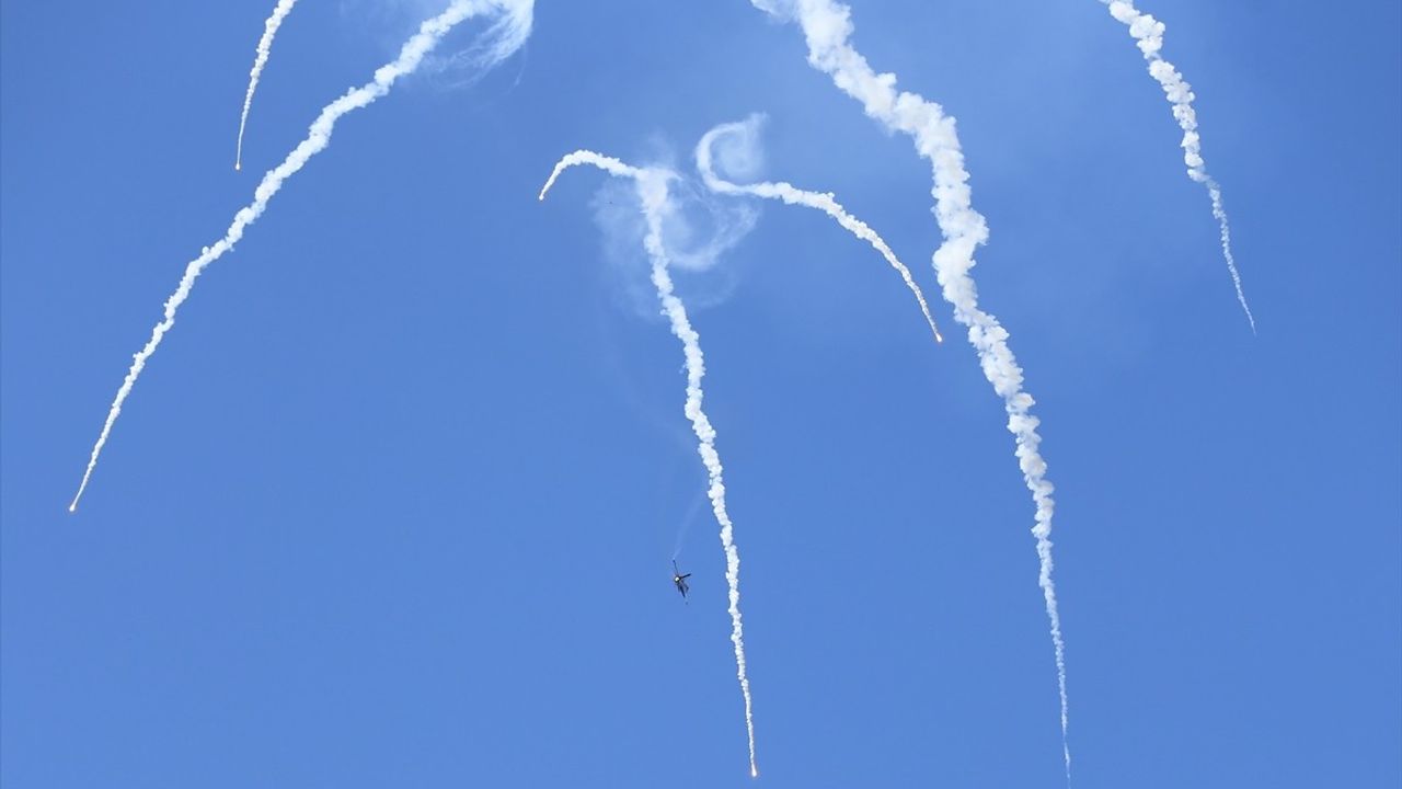 SOLOTÜRK, Fethiye'de Şehit Yüzbaşı Fethi Bey'i Anma Töreni İçin Prova Uçuşu Gerçekleştirdi