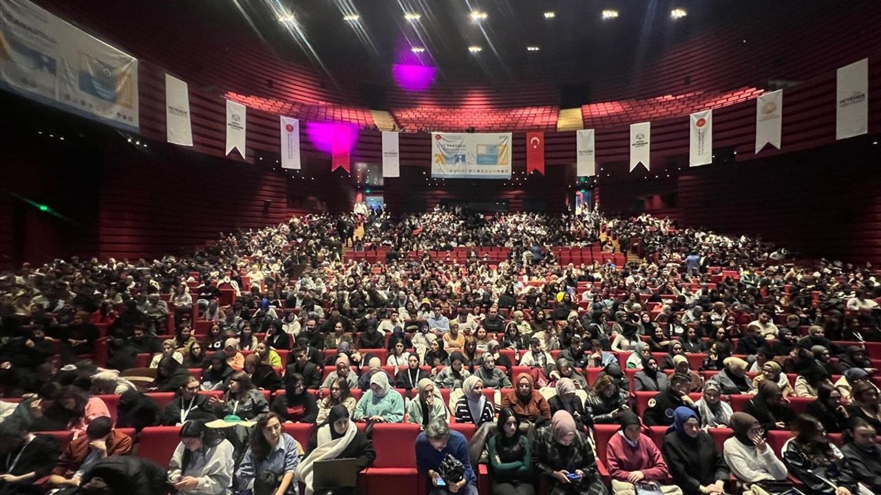 SOLOTÜRK Pilotları, İKAF'25'te Gençlerle Buluştu