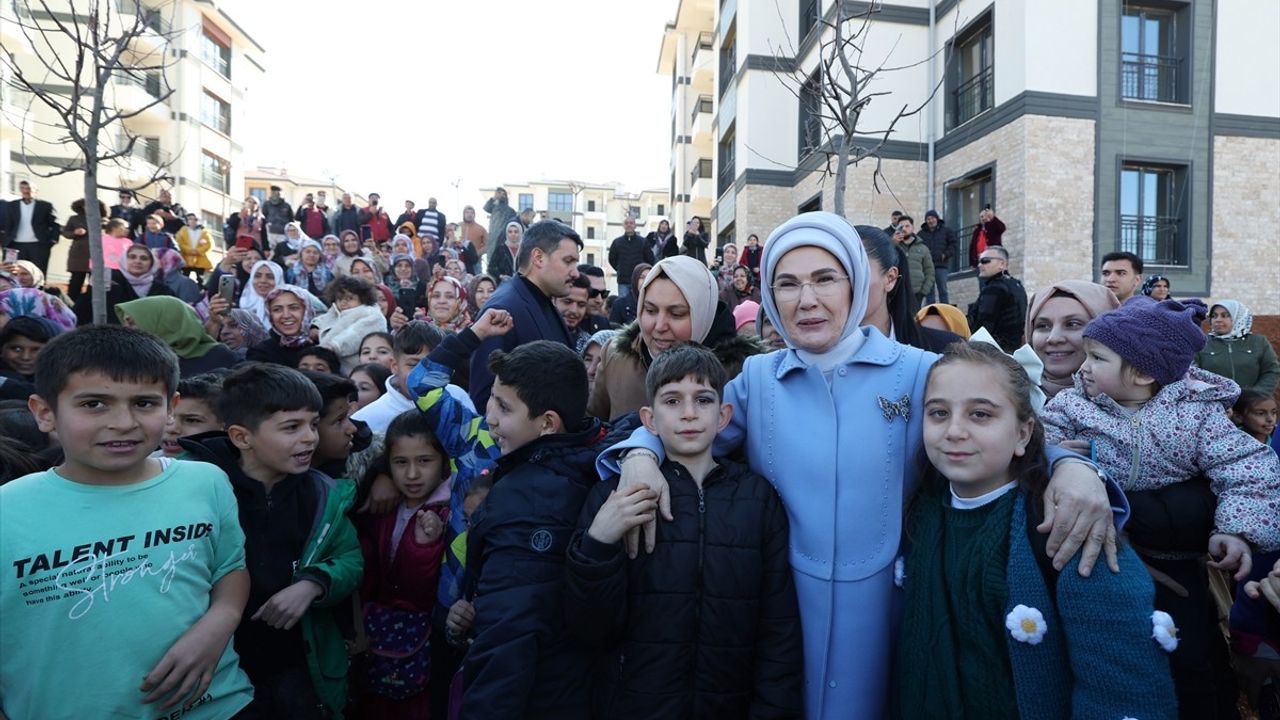Şule Yüksel Şenler'in Anısı Deprem Bölgesindeki Kütüphanelerde Yaşatılıyor