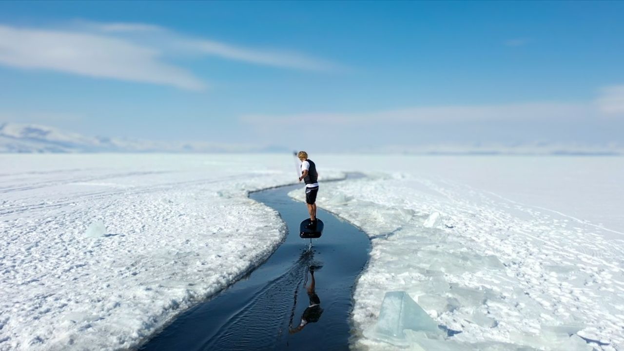 Süleyman Atlı, Çıldır Gölü'nde Buz Üzerinde Sörf ve Cross Motor Gösterisi Yaptı