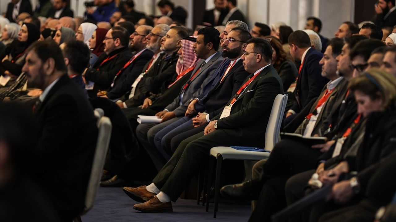 Suriye Ulusal Diyalog Konferansı Şam'da Başladı