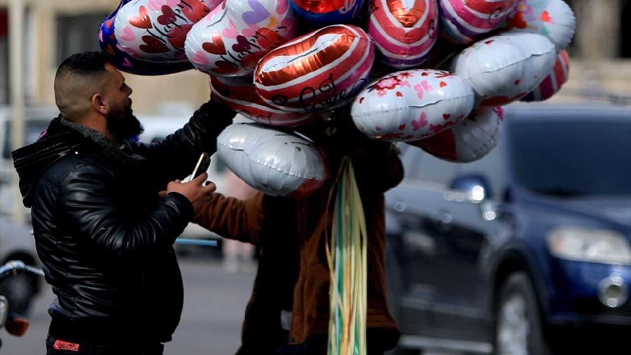 Suriyeliler, Devrik Rejimin Düşüşünün Ardından İlk Sevgililer Günü'nü Kutladı