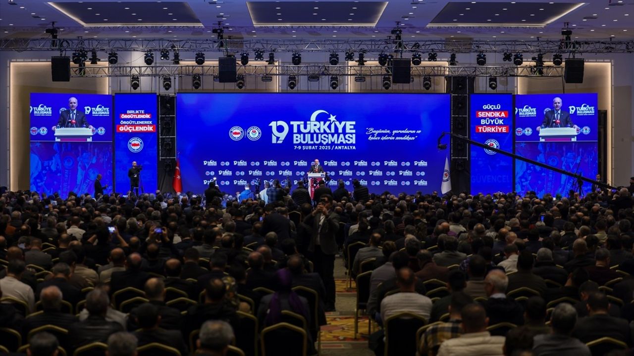 TBMM Başkanı Kurtulmuş, Eğitim-Bir-Sen Programında Önemli Açıklamalarda Bulundu