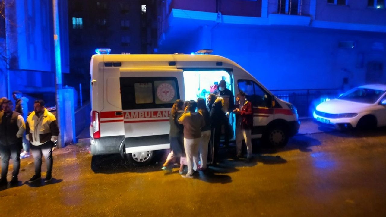 Tekirdağ'da Apartman Yangını: 6 Kişi Dumandan Etkilenerek Hastaneye Kaldırıldı