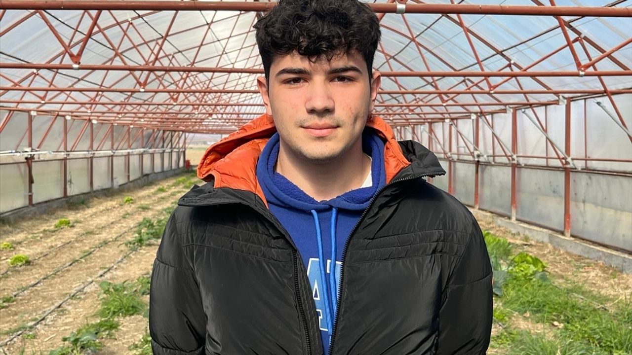 Tekirdağ'da Lise Öğrencileri Okul Bahçesinde Tarım Eğitimi Alıyor