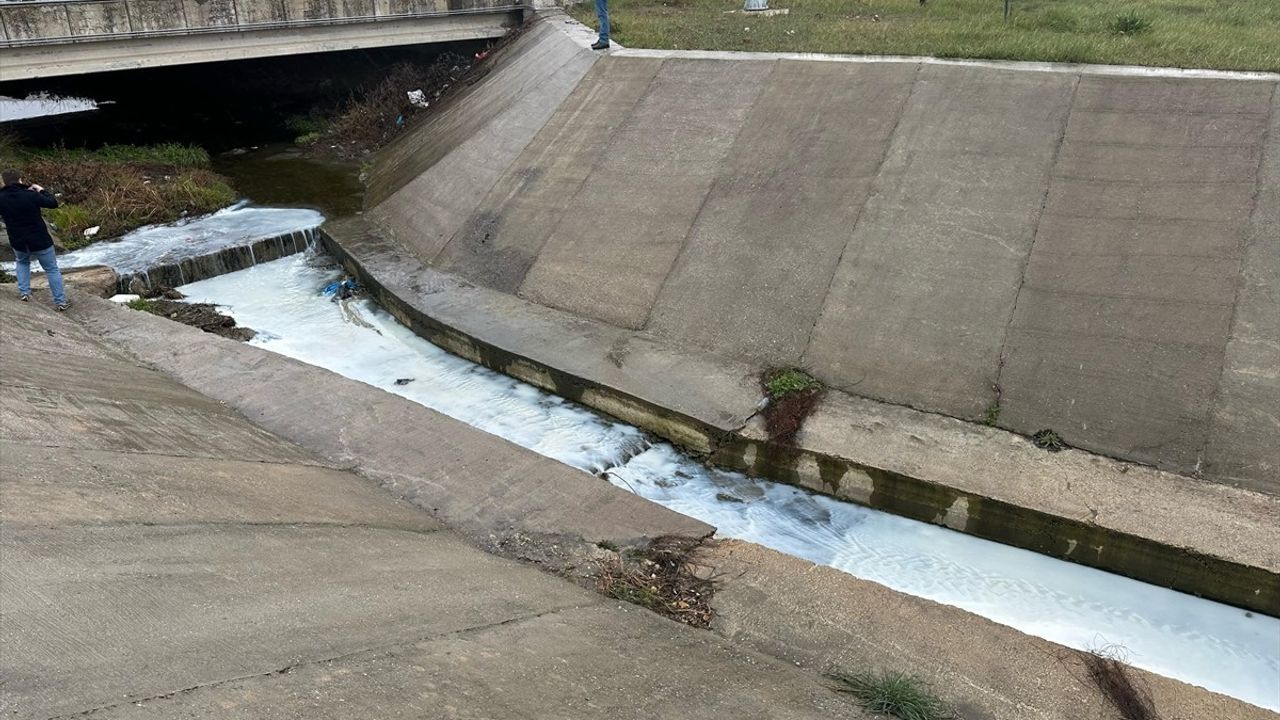 Tekirdağ'daki Kavak Deresi'nin Rengi Değişti
