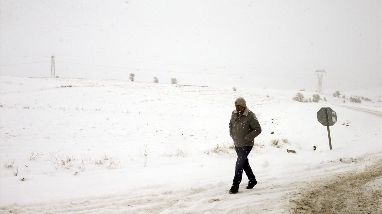 Tokat-Sivas Kara Yolunda Kar Yağışı Etkili Oluyor