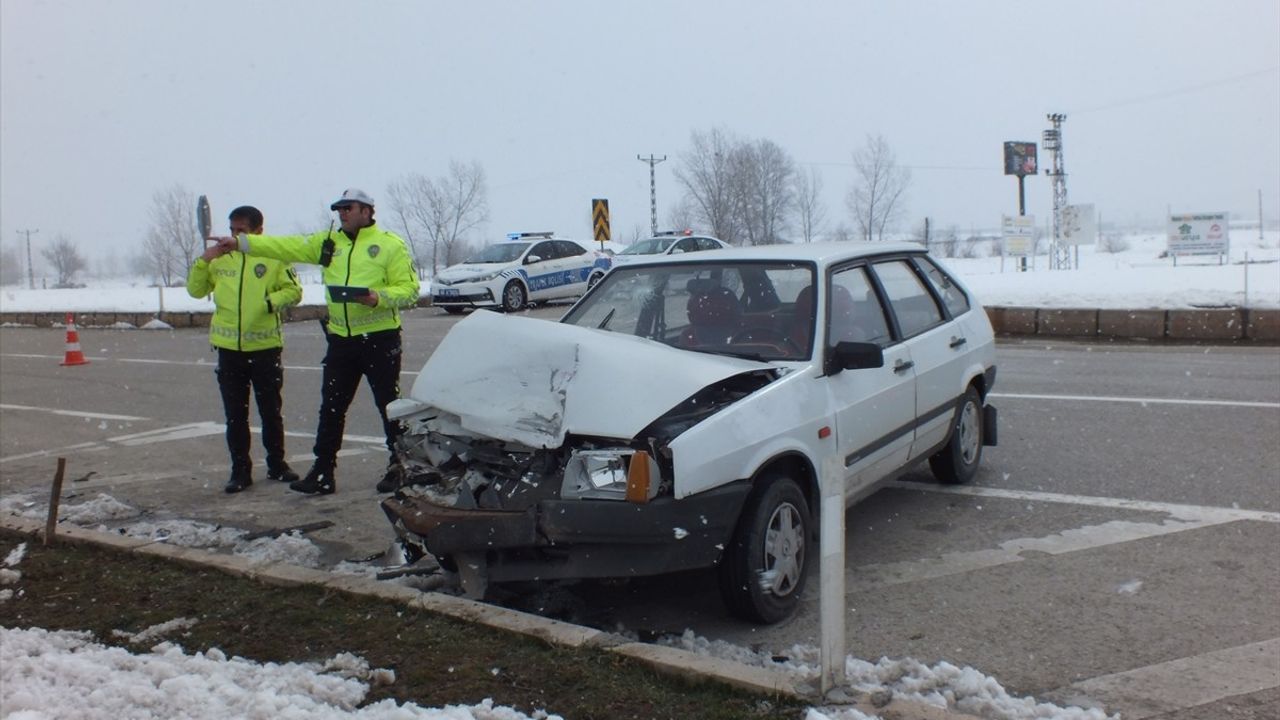 Tokat'ta İki Otomobilin Çarpıştığı Kazada Üç Kişi Yaralandı