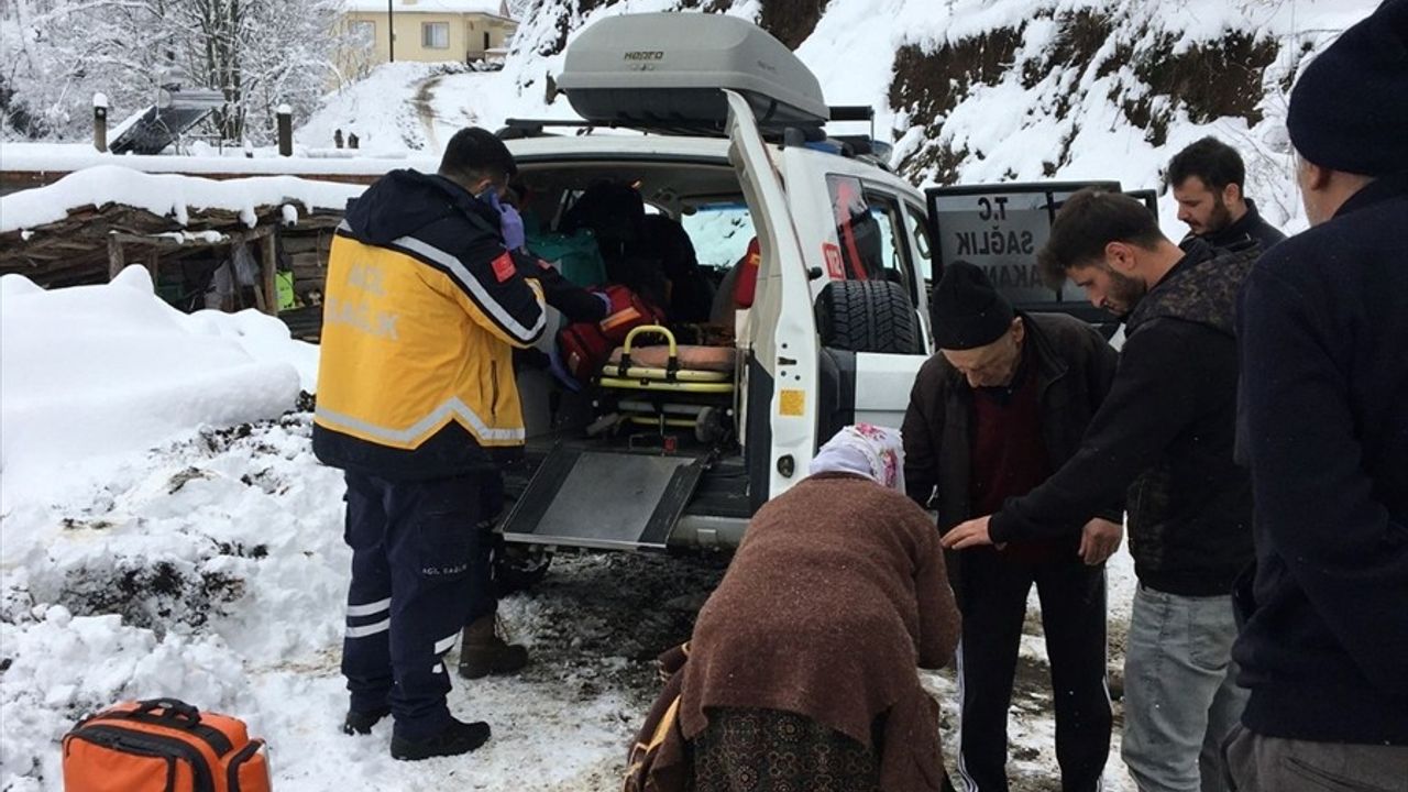 Tokat'ta Kardan Kapanan Yolda Hasta Kurtarıldı