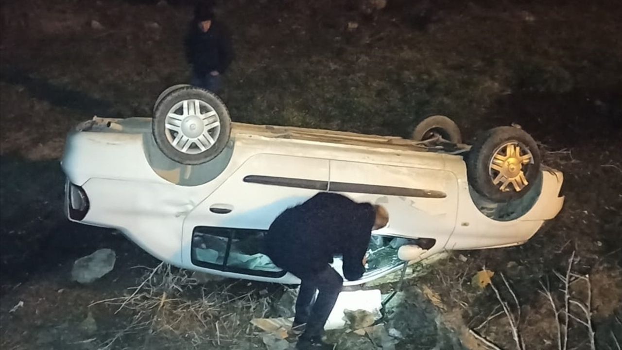 Tokat'ta Tarlaya Devrilen Otomobilde Üç Yaralı