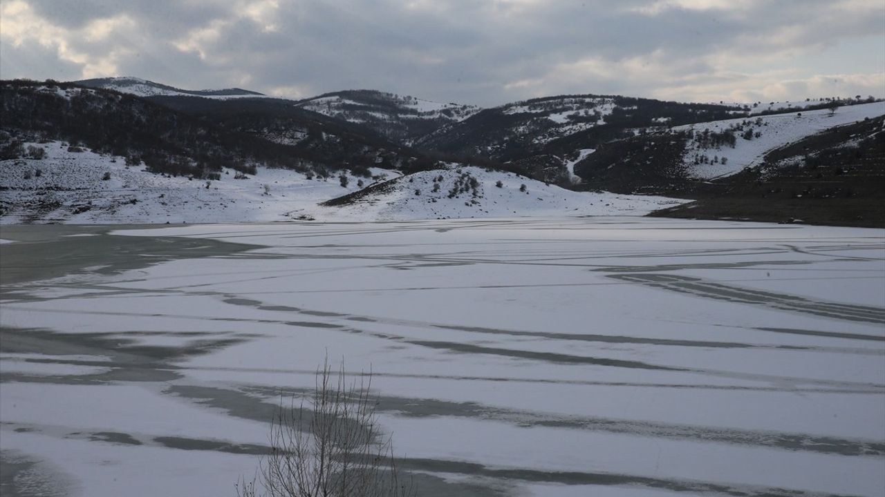 Tokat'taki Artova Göleti, Soğuk Hava Nedeniyle Buzla Kaplandı