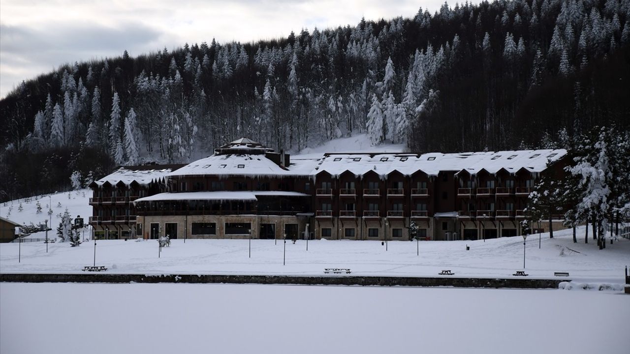 Topuk Yaylası Göleti Kış Manzaralarıyla Kaplandı
